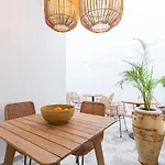 מלון Encant De Boutique 4*