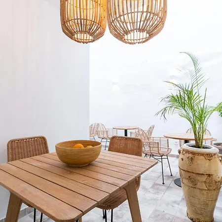 Ξενοδοχείο Encant De Boutique 4*
